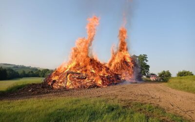 Požár dřevního odpadu Macourov 16.6.2023