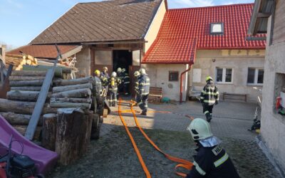Požár střechy domu okolo komínu Stříbrné Hory 23.11.2025